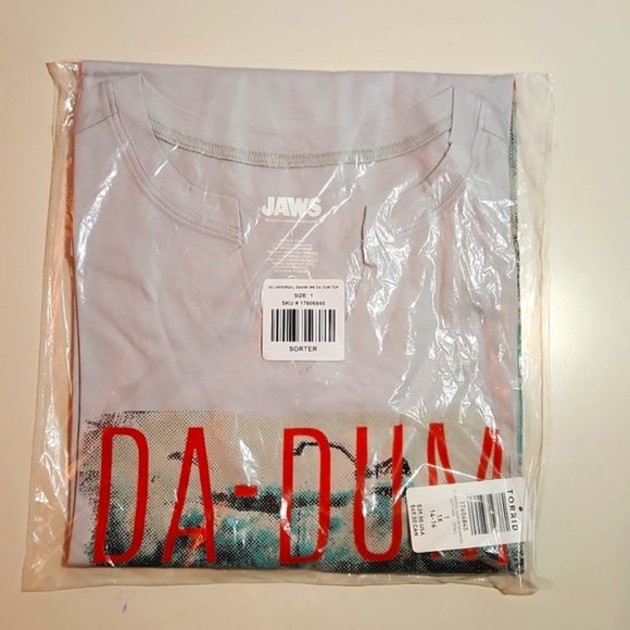 ❤️NWT VINTAGE TORRID JAWS SHARK PRINT TEE - ROLL SLEEVE NOTCH NECK TOP - SIZE 1X - Picture 6 of 11